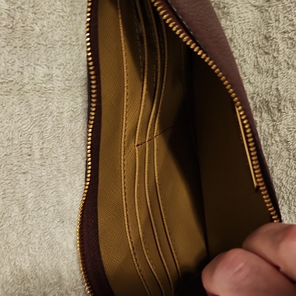 EXTRA Large Michael Kors Wristlet - Picture 2 of 4